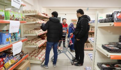 Büyükşehir’in Sosyal Market’i üniversite öğrencilerine desteğe devam ediyor