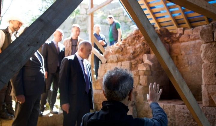 Vali Erol, Antik Kurul Kalesi’nde devam eden kazı çalışmalarını inceledi 