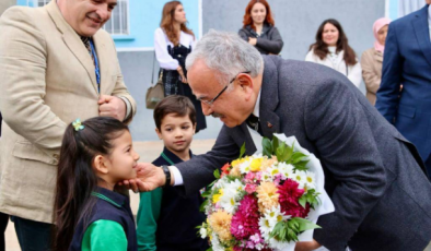 Başkan Güler minik öğrencilerin karne heyecanına ortak oldu