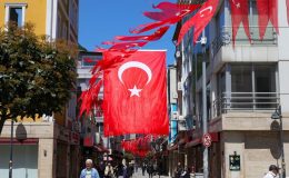 Ordu’da 19 Mayıs öncesi caddeler bayraklarla süslendi