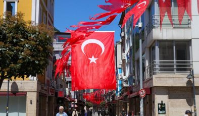 Ordu’da 19 Mayıs öncesi caddeler bayraklarla süslendi