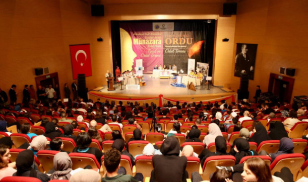 Ordu’da fikrini en iyi savunan bayrağı göğüsledi