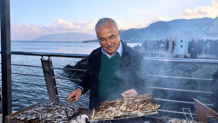 İskele üstünde 10 tona yakın hamsi pişti