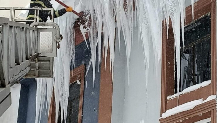 Tehlike arz eden buz sarkıtları temizleniyor