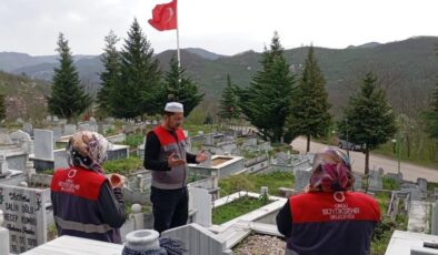 Mezarlıklar duasız kalmıyor